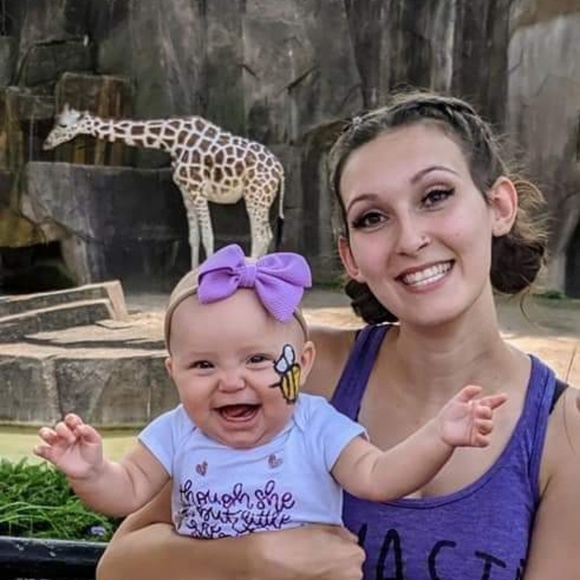 Meet your Posher, Alyssa ✌️ - Picture 1 of 1